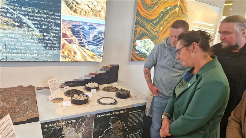 TU Clausthal: Seltene Schätze erstrahlen dank 20.000 Euro neu Universitätspräsidentin Dr. Sylvia Schattauer schaut sich an, wie die 20.000 Euro aus dem Globalhaushalt der TU Clausthal für den neuen Teil der Ausstellung genutzt wurden.