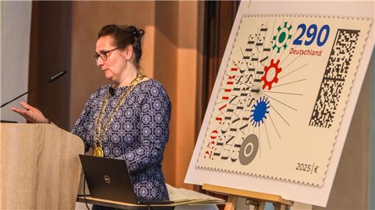 Universitätspräsidentin Dr. Sylvia Schattauer sieht die Sonderbriefmarke als besondere Würdigung des Jubiläums.