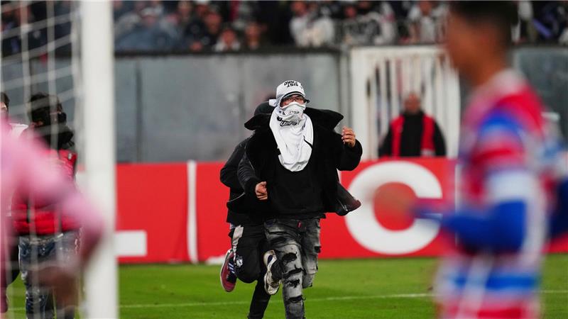 Unklar war zunächst, ob die Ausschreitungen in Verbindung mit zwei toten Fans vor dem Spiel standen.