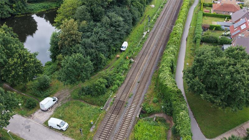 Mutmaßlicher Brandanschlag legt Zugverkehr im Norden lahm Unklar war zunächst, wie lange die Sperrung dauern wird.