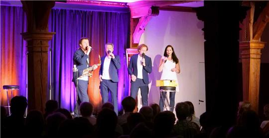 Unplugged - ausgestöpselt, also ohne elektronische Hilfsmittel - gehen LaLeLu durch ihr Programm am Freitagabend. Fotos: Potthast