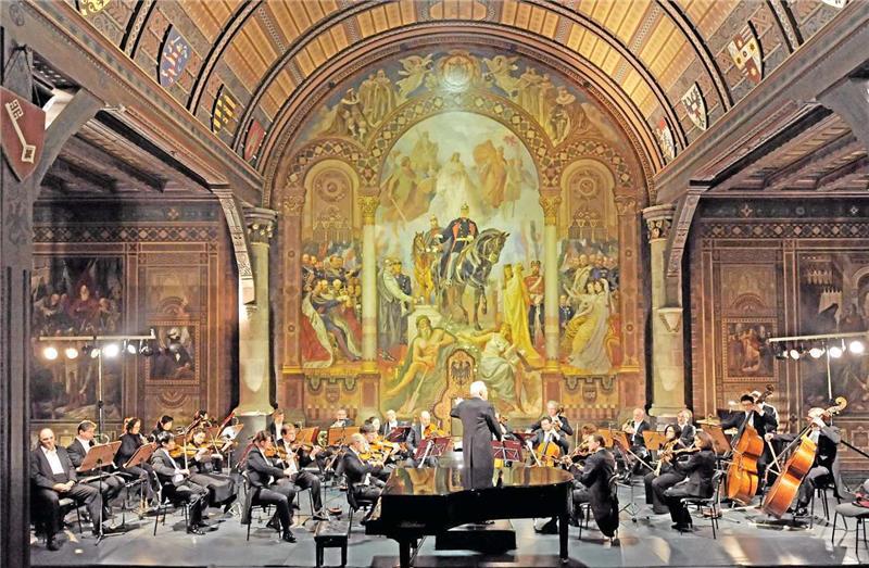 „Uns macht es Freude, in der historischen Kaiserpfalz zu musizieren“, sagt Generalmusikdirektor Werner Seitzer.  Foto: TfN