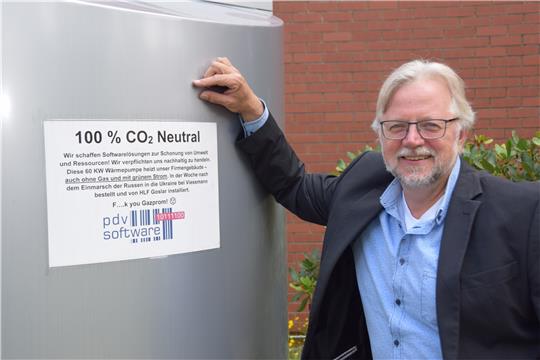 „Unser Ziel ist, 100 Prozent CO2-neutral zu werden“: Unternehmer Tristan Niewisch nimmt kein Blatt vor den Mund, sondern plakatiert es vorm Eingang. Foto: Kleine