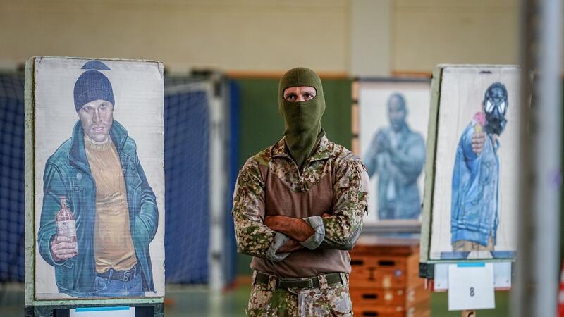 Bewerber in Boxhandschuhen: Das KSK sucht Nachwuchs „Unser Zielbild ist der stille Profi“: Oberleutnant Andi beobachtet die Bewerber.