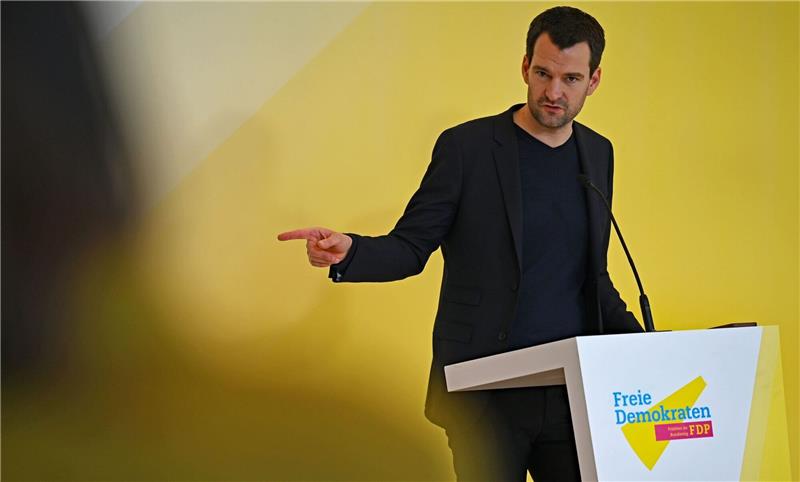 «Unsere Unternehmerinnen und Unternehmer leiden unter den bürokratischen und finanziellen Fesseln in diesem Land», sagt der Erste Parlamentarische Geschäftsführer Johannes Vogel.