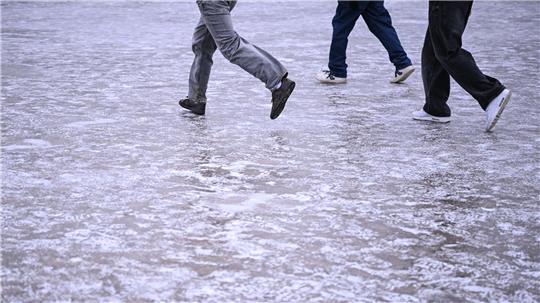 Unsichere Schritte, auch in Richtung Zukunft: Viele Jugendliche blicken pessimistisch in die Welt. (Symbolbild)