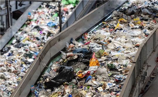 Unsortierter Müll: Die Mehrheit der EU-Mitgliedstaaten läuft Gefahr, die Ziele zum Recycling von Abfällen und Verpackungsmüll zu verfehlen. Foto: Bernd Thissen