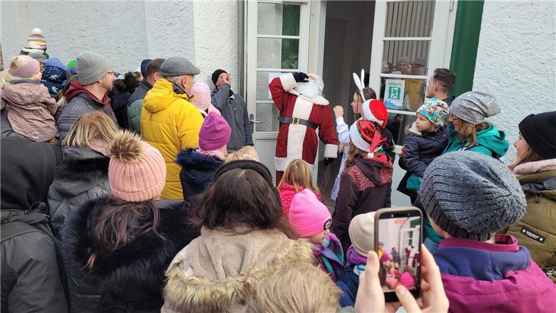 Er hat es wieder getan: Nikolaus-Flyby am Bad Harzburger Burgberg Unten angekommen, bekommen zunächst die Erwachsenen eine Aufmerksamkeit, flüssig und hochprozentig. Das lässt sich auch der Nikolaus selbst nicht nehmen.
