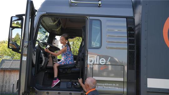 Unter Anleitung von Lkw-Fahrlehrer Robert Stoye lernen die Kinder den Blickwinkel eines Lastwagenfahrers kennen und dürfen auch so einige Knöpfe ausprobieren.