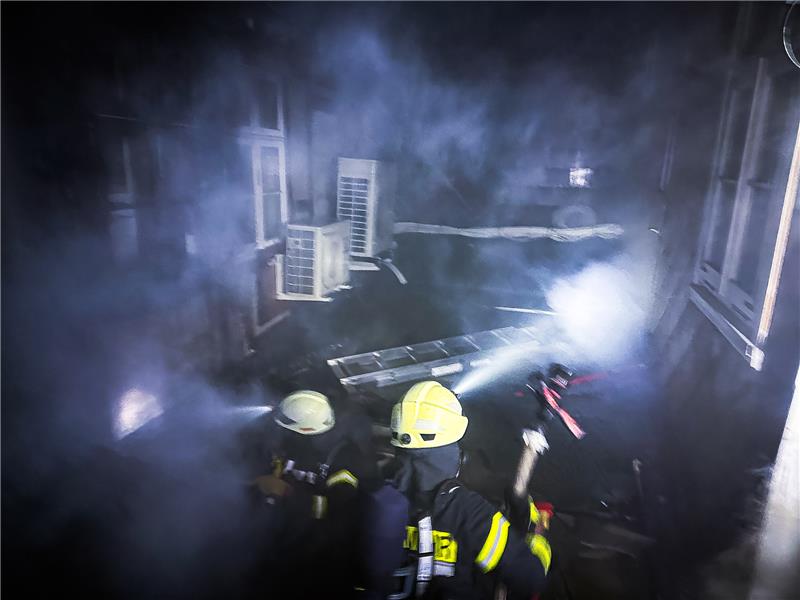 Unter Atemschutz bekämpften die Feuerwehrleute in der Nacht den Brand im Innenhof. Foto: Feuerwehr Goslar