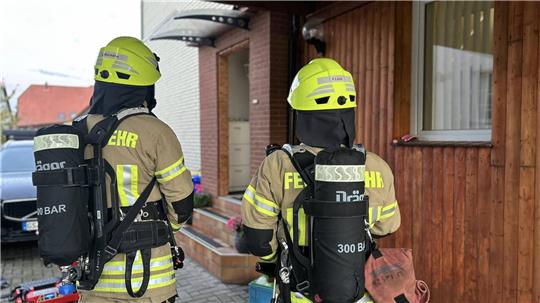 Liebenburg: Schwerverletzter bei Kaminbrand in der Lindenstraße Unter Atemschutz betreten die Feuerwehrkräfte das Gebäude an der Lindenstraße.