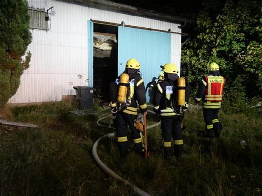 Unter Atemschutz gehen die Einsatzkräfte gegen den Brand vor. Foto: Feuerwehr