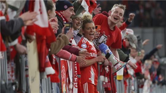 Unter Fans: Linda Dallmann bei den Anhängern des FC Bayern.
