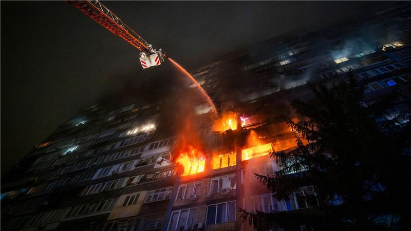 Unter Feuer: Ukrainische Einsatzkräfte arbeiten in Kiew daran, einen Brand nach einem russischen Angriff zu löschen.