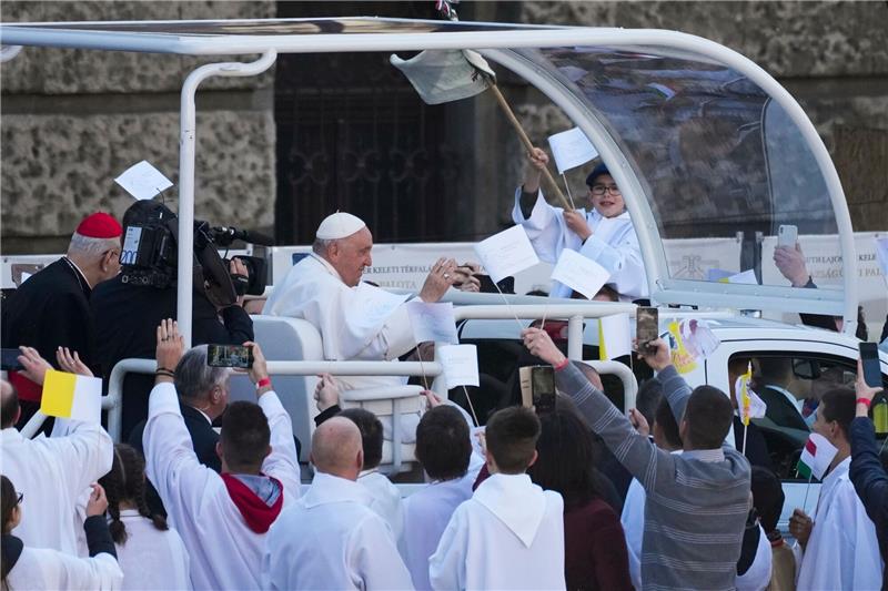 Papst wählt in Ungarn klare Worte: „Öffnen wir die Türen” Unter Jubel und Applaus wurde Papst Franziskus in seinem berühmten Papamobil durch die Reihen der Besucher und Gläubigen gefahren.