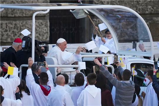Unter Jubel und Applaus wurde Papst Franziskus in seinem berühmten Papamobil durch die Reihen der Besucher und Gläubigen gefahren.