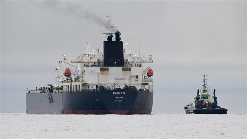 Finnische Ermittler: Kilometerlange Spur am Meeresboden Unter Sabotageverdacht: Der Tanker Eagle S“.