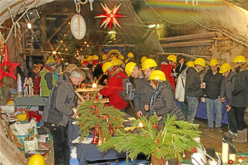 Unter Tage gibt es nicht nur einen Weihnachtsmarkt, auch traditionelle Handwerker geben eine Kostprobe ihres Könnens.  Fotos: Epping