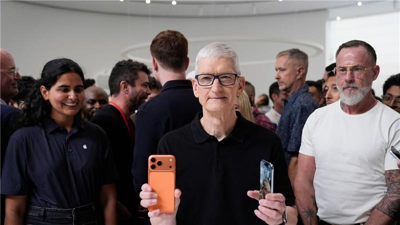 Unter Tim Cook als Konzernchef trieb das iPhone maßgeblich das Apple-Geschäft an. (Archivbild)  