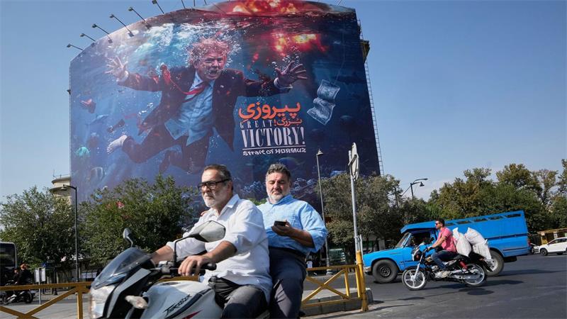 Unter Wasser inmitten von Explosionen: US-Präsident Trump ist auf einer Plakatwand im Iran zu sehen.