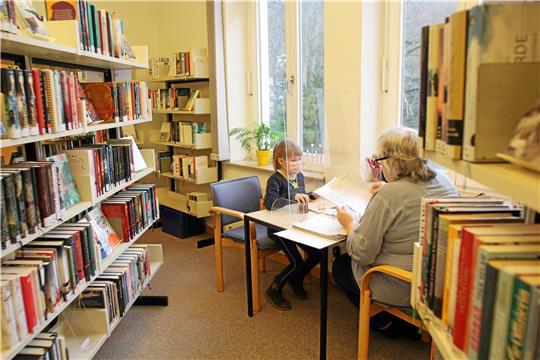 Unter anderem Angelika Nerlich (re.) bespricht als Lesepagin mit den Kindern auch in diesem Jahr die von ihnen gelesenen Werke.  Archivfoto: Nachtweyh