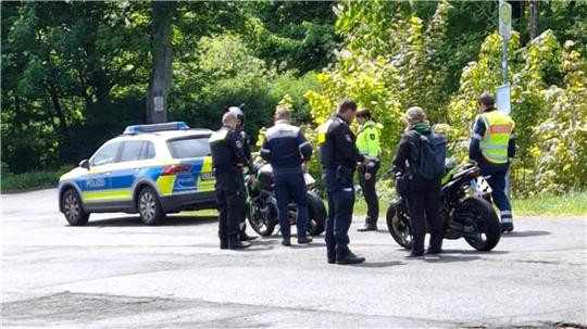 Unter anderem am Parkplatz an der Zufahrt Heimathütte bei Hohegeiß kontrollieren die Polizisten die Motorradfahrer.