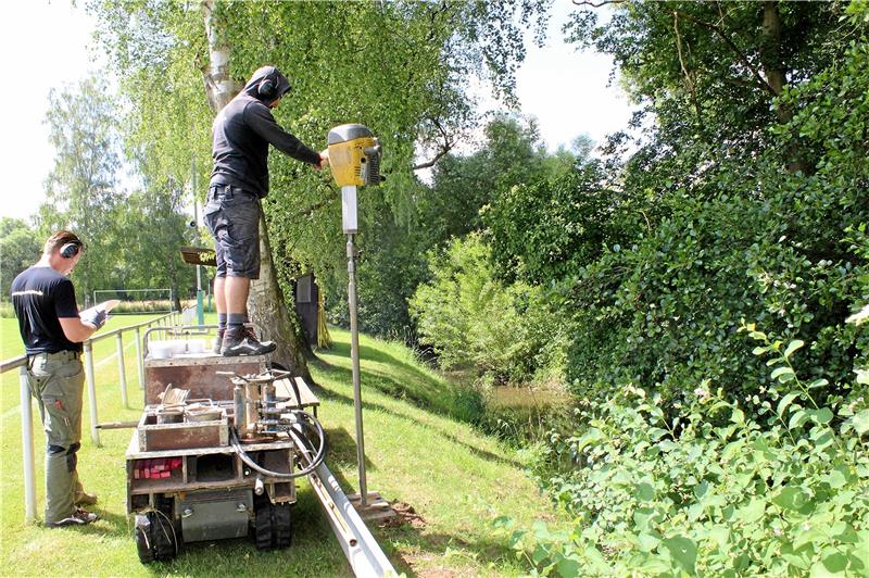 Unter anderem am Sportplatz Neuwallmoden entnehmen Experten der Fachfirma Bohrungen aus bis zu fünf Metern tiefe, um die Beschaffenheit des Untergrunds zu untersuchen und mögliche Belastungen des Material zu ermitteln, das bei der Neile-Aufweitung anfallen wird. Fotos: Wasserverband Peine
