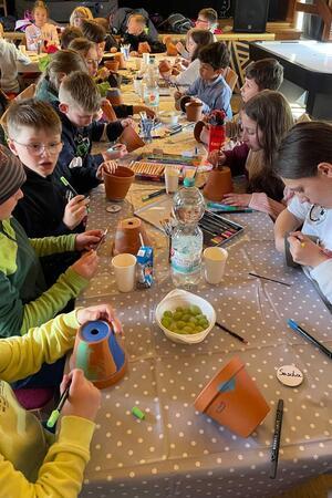 Unter anderem bemalen und bepflanzen die Kinder gemeinsam Blumentöpfe.