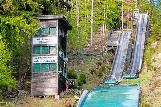 Unter anderem der Kampfrichterturm und eine Anlaufspur sollen für 100.000 Euro saniert werden, kündigte Bürgermeister Wolfgang Langer in der Sitzung des Ausschusses für Personal und Finanzen an. Archivfoto: Drechsler
