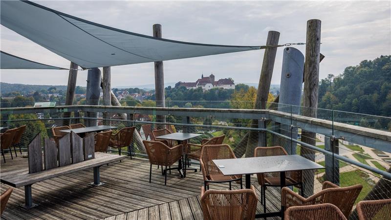 Unter anderem eine Bar soll den Baumwipfelpfad rentabel machen.