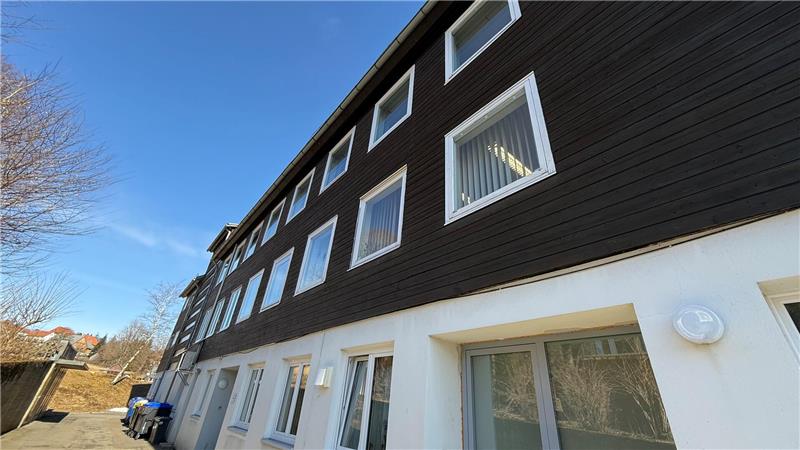 Gleich mehrere Bauprojekte starten demnächst in Braunlage Unter anderem im hinteren Bereich des Rathauses will die Stadt neue Fenster in den oberen Etagen einbauen lassen. Bei den jetzigen handelt es sich noch um sogenannte Flügelfenster, die schon Ende der 70er Jahre nicht mehr aktuell waren.