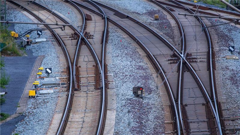 Größtes Bahn-Sanierungsprojekt in Deutschland gestartet Unter anderem sollen 165 Weichen auf der 278 Kilometer langen Strecke zwischen Berlin und Hamburg erneuert werden.