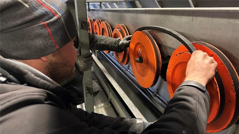 Wurmbergseilbahn-Gesellschaft bereitet die Wintersaison vor Unter anderem tauschen die Mitarbeiter der Wurmbergseilbahn derzeit bei der Revision die defekten Keilriemen aus. Dabei tragen sie alle Handschuhe, nur für das Foto ist auf diesen zusätzlichen Arbeitsschutz verzichtet worden.