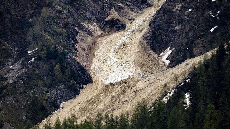 Gletschersturz begräbt Dorf im Wallis - eine Person vermisst Unter dem Druck von abbröckelnden Gesteinsmassen ist der Gletscher abgebrochen.