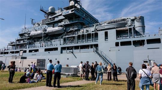 Unter dem Kommando von Fregattenkapitän Martin Kiesewetter wird der Einsatzgruppenversorger an der Standing NATO Maritime Group 1 (SNMG 1) teilnehmen.