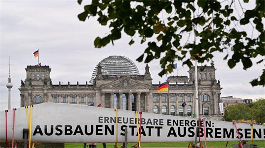 Unter dem Motto „Erneuerbare Energien: Ausbauen statt Ausbremsen“ haben Unternehmen und Verbände der Erneuerbaren-Branche im Berliner Regierungsviertel demonstriert. 