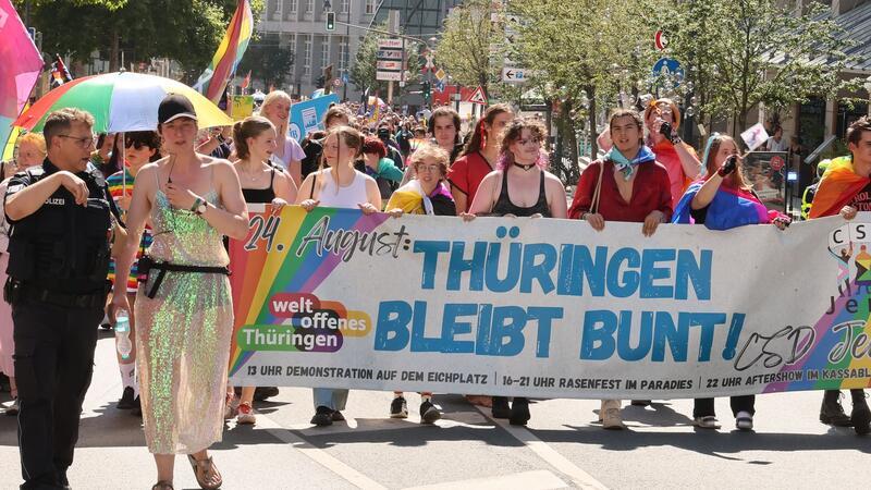 Tausende bei CSD in Bremen, Jena, Magdeburg und Plauen Unter dem Motto „Thüringen bleibt bunt!“ gingen viele Menschen beim CSD auf die Straße.