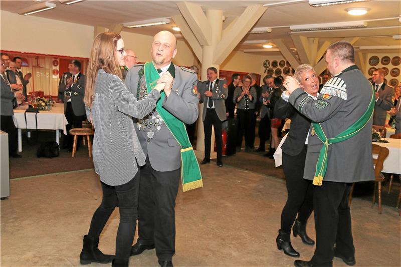 Majestäten tanzen beim Königsball auf dem Rittergut Unter dem Motto „Wir sind wieder da“ steht der diesjährige Königsball im Liebenburger Schützenheim. Foto: Leifeld