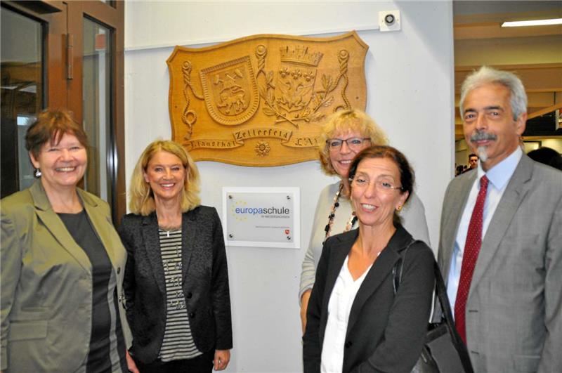 Unter dem Wappen, das die Partnerschaft von Clausthal-Zellerfeld und L’Aigle symbolisiert, fand das Schild „Europaschule“ einen würdigen Platz. Schulleiterin Jutta Reusing, stellvertretende Landtagspräsidentin Petra Emmerich-Kopatsch, Bürgermeisterin Britta Schweigel, Schuldezernentin Susanne Pavlidis und Kreisvertreter Thomas Walter (von links) freuen sich über die Auszeichnung. Fotos: Kirmse