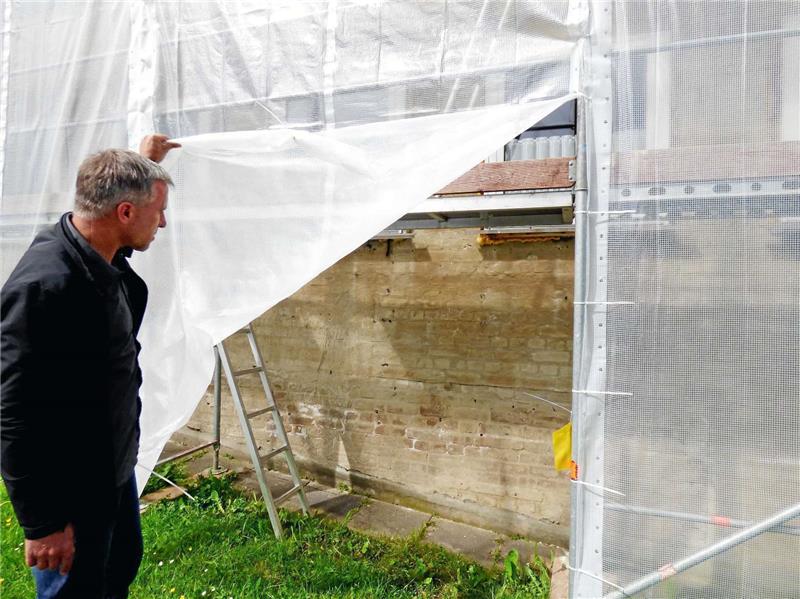 Unter dem abgenommenen Holzbeschlag der Ostwand kommt das nackte Mauerwerk zum Vorschein. Es soll eine gedämmte Verkleidung auf einer speziellen Unterkonstruktion bekommen.