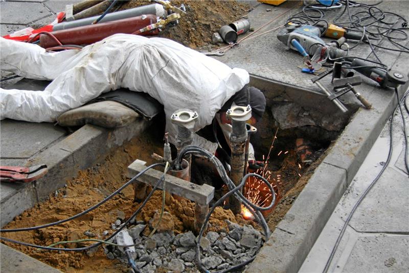 Unter dem künftigen Standort der Diesel-Zapfsäulen schweißt ein Arbeiter an der neuen Leitung zum Kraftstofftank.