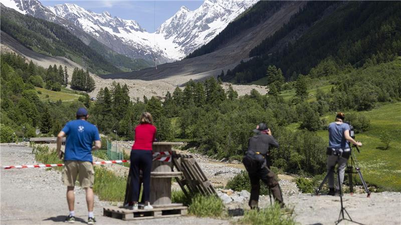 Lötschental: Gefahr in Bergsturzgebiet „sehr hoch“ Unter dem riesigen Schuttberg im hinteren Lötschental liegt das verschüttete Dorf Blatten.