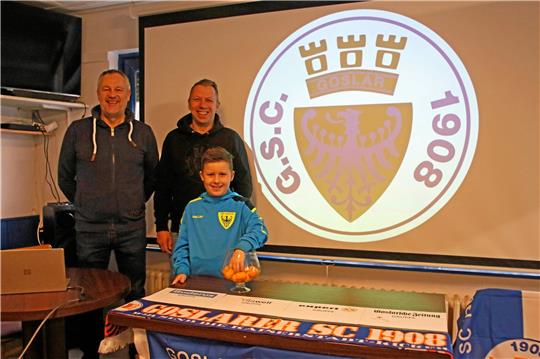 Unter den Augen von Jens Bastam und Björn Vorlop (v.l.) zieht der achtjährige F-Jugendspieler Luke Bishop die Gruppen für das Fußball-Kreisturnier und das Harzer-Hallen-Masters des Goslarer SC 08. Foto: Epping
