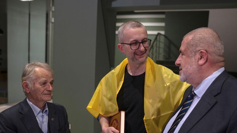 Krieg gegen die Ukraine: So ist die Lage Unter den Freigelassenen ist auch Nariman Dscheljal (M).