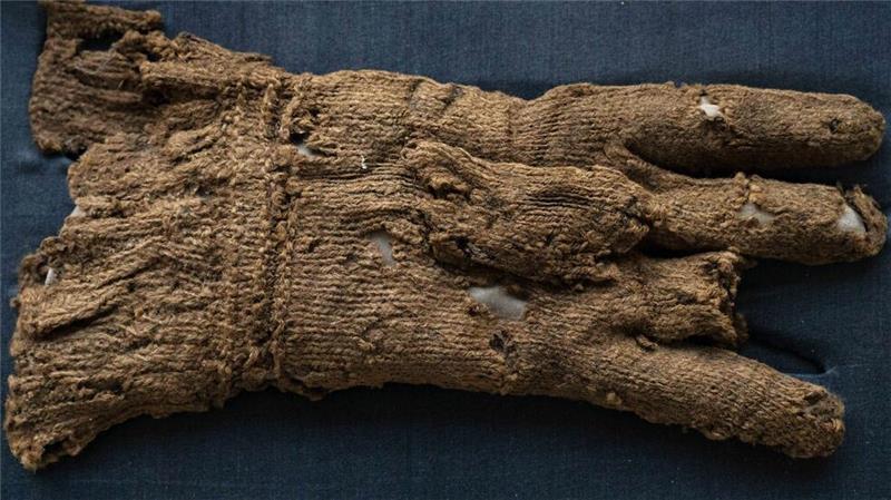Bedeutender Fund - Kleidung aus dem 16. Jahrhundert Unter den Funden ist auch ein Handschuh.