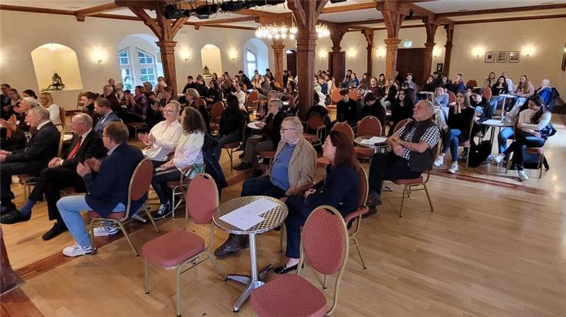 Annette Mierswa erhält das Bad Harzburger Eselsohr Unter den Gästen im Bündheimer Schloss sind zahlreiche Jugendliche aus mehreren Bad Harzburger Schulen.