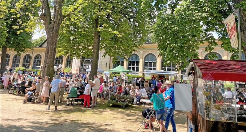 Hunderte beim 40. Harzer Heimattag in Bad Harzburg Unter den Kastanien im Badepark gibt sich am Sonntag das Harzer Brauchtum beim Heimattag des Harzklubs ein Stelldichein und unterhält die Besucher. Fotos: Nachtweyh