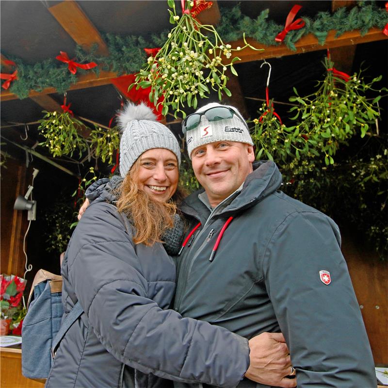 Viel Action für Kinder beim Probsteiburgbasar Unter den Mistelzweig für die Liebe? Das sieht gut aus bei Frank und Simone Losse. Foto: Epping