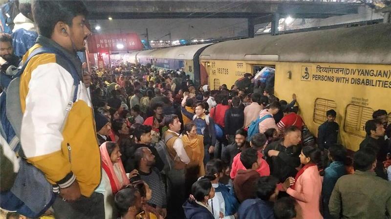 Medien: Tote bei Massenpanik auf Bahnhof in Neu-Delhi Unter den Opfern waren auch Kinder.