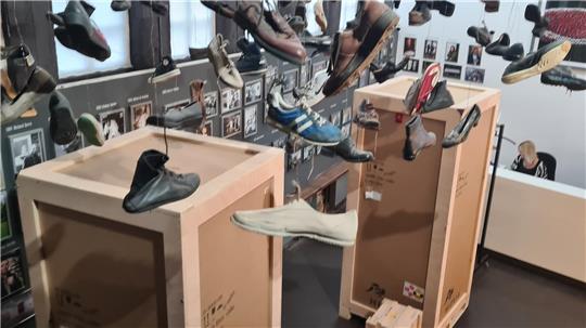 Unter den Schuhen von Kaiserringträger Christian Boltanski stehen schon die Transportkisten für die blauen Männer von Katharina Fritsch, die Teil ihrer Kaiserringausstellung in Goslar sein werden.